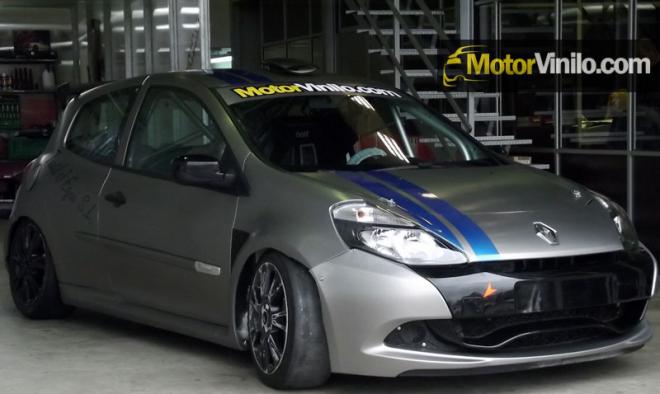 Clio con Vinilo Cepillado de Titanio Scotchprint 1080