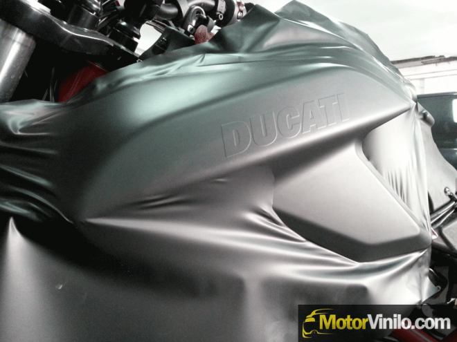 Vinilo negro mate en Ducati, proceso