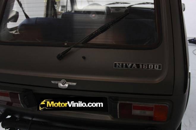 lada_niva_film_charcoal_mat