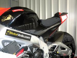 Aprilia con Protectores Forrados en Vinilo Carbono Brillante