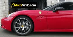 Detalle retrovisores vinilados Ferrari