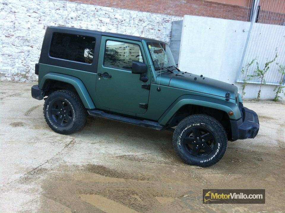 Jeep Wrangler forrado con vinilo verde pino mate metalizado