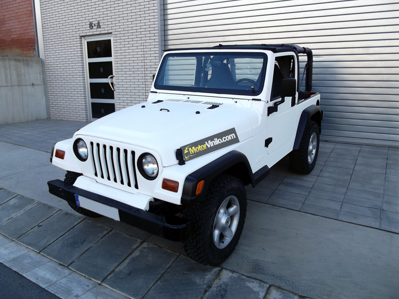 Jeep Wrangler Forrado con Vinilo Blanco Mate