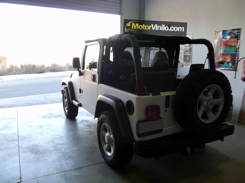 Jeep Wrangler Forrado con Blanco Mate