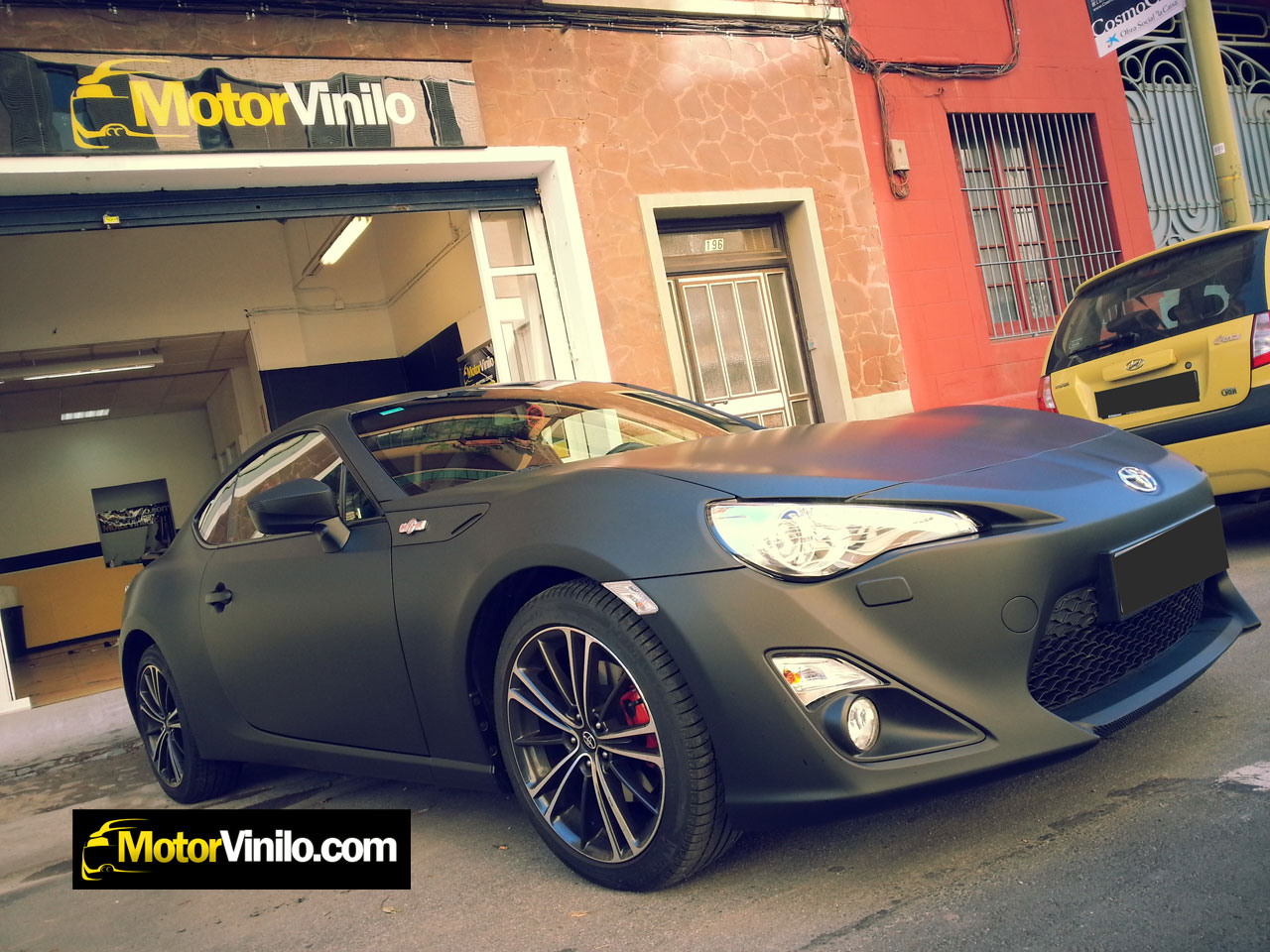 Pros y contras de pintar coche con vinilo líquido -canalMOTOR