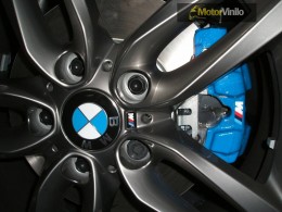 bmw-bandera-m-y-pinzas-azul-cielo-brillante-llanta