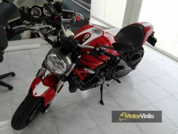 Ducati Monster 821 vinilo personalizado y detalles carbono brillo
