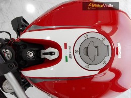 Ducati Monster 821 vinilo personalizado y detalles carbono brillo