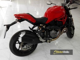 Ducati Monster 821 vinilado personalizado y detalles carbono brillo
