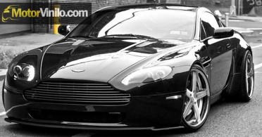 Aston Martin Forrado en Vinilo Negro Brillante