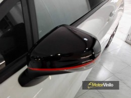 Ford Fiesta ST retrovisores vinilo negro brillo y detalles rojo brillo