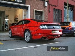 ford-mustang-perfilado-negro-detras