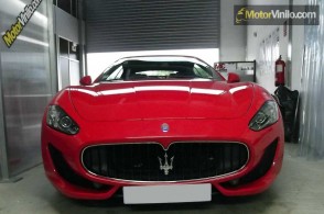 Maserati film rojo brillante