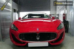 Maserati film rojo brillante