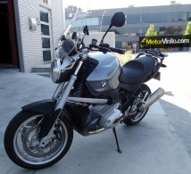 Moto BMW con Piezas en Carbono Mate