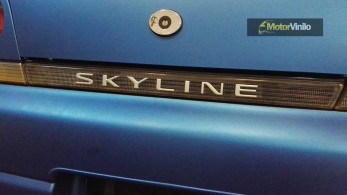 logo nissan skyline gris aluminio satinado