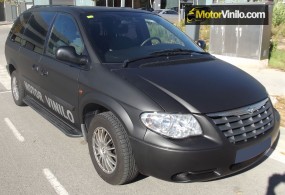 Chrysler Voyager film negro mate